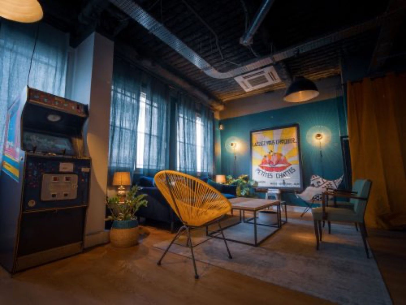 Un coin du studio, borne d'arcade et fauteuils